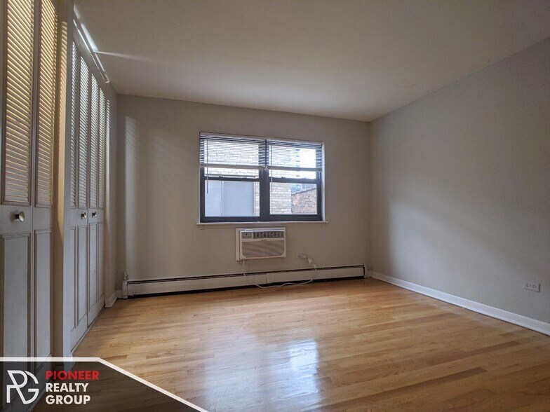 Building Photo - 502 W Briar Pl