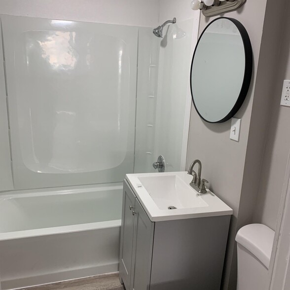 Building Photo - 1005 Teall Ave