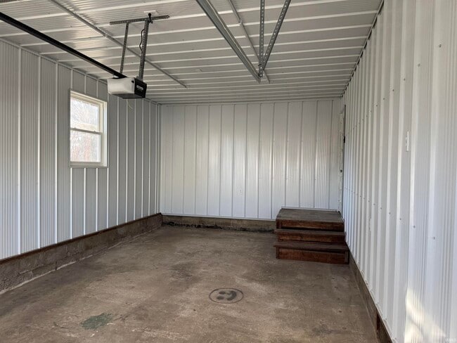 Building Photo - 2418 E 550 N