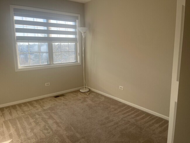 Building Photo - 567 W Parkside Dr