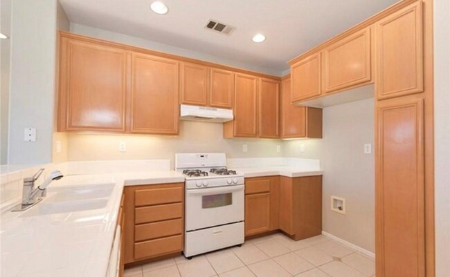 Building Photo - 1800 E Lakeshore Dr