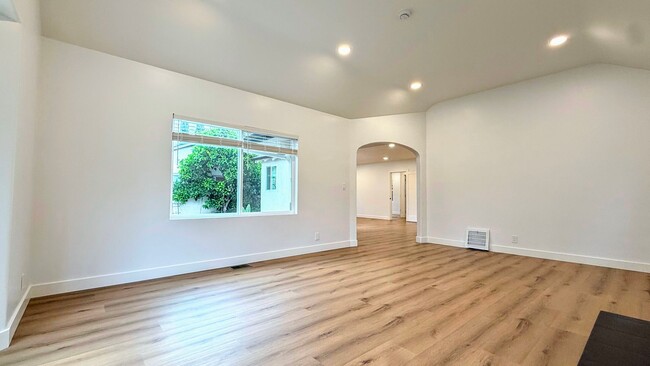 Building Photo - 3BD/2BA - Charming Updated Rose Garden Home Near The Alameda