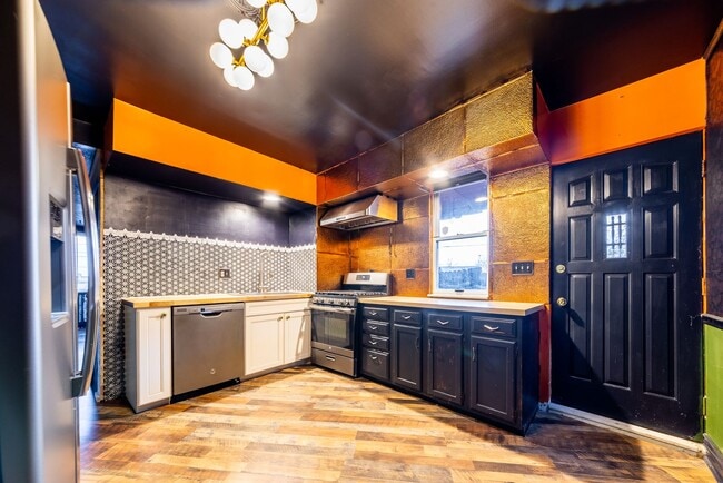 Building Photo - Available August 2026 - 2 Bedroom Home w/ LOADS of Character & Central AC Throughout!