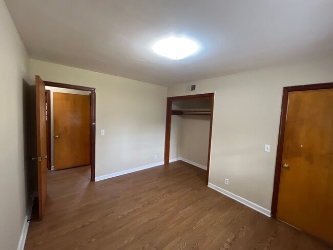 Building Photo - **ON HOLD**3 Bedroom / 1 Bathroom Home for...