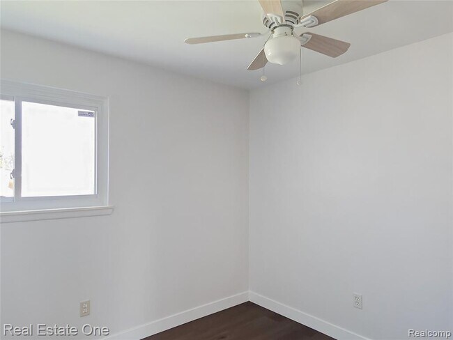 Building Photo - 15760 Oakbrook St