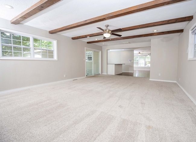 Building Photo - Privacy Fenced, 3 bed 3 bath in South Springfield (Ask about our special)