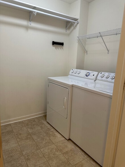 Laundry Unit - 5468 Nottinghamshire Ln