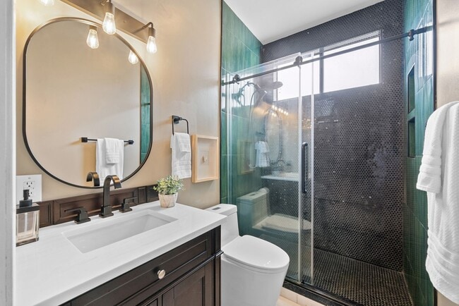 Building Photo - Charming 2 Bedroom 2 Bath In Beautiful Hillcrest