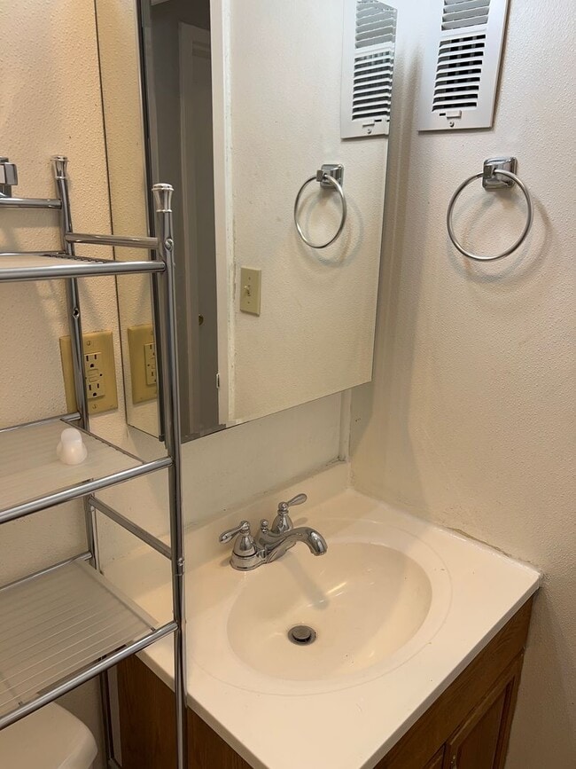 Building Photo - Don't miss out on this cozy home!