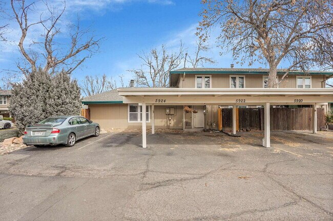 Building Photo - $2,145.95 with $300 Off the first month's rent, 2 Beds - 1 Bath, Townhouse in Greenwood Village w...