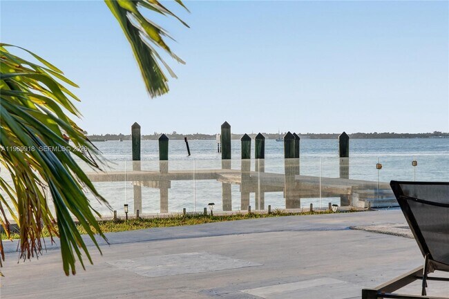 Building Photo - 1101 S Shore Dr