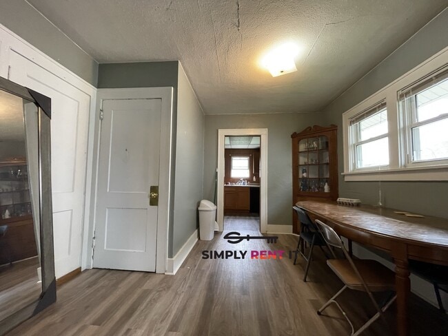Building Photo - 3 Bedroom House On Campus, Free Parking! A...
