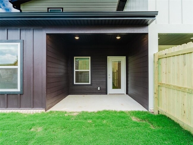 Building Photo - 1803 SW Casuarina Dr