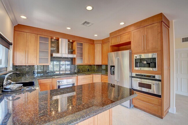 Building Photo - 1121 Bel Air Dr