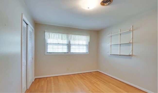 Building Photo - 11207 Crestfield Dr SE