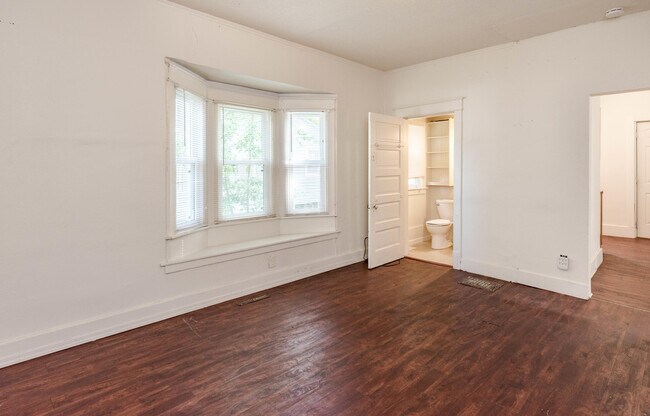 Building Photo - 213 Waugh St
