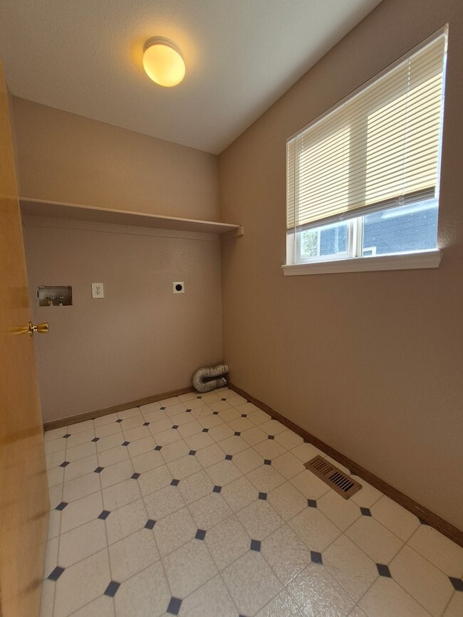 Building Photo - 3428 E 106th Ct