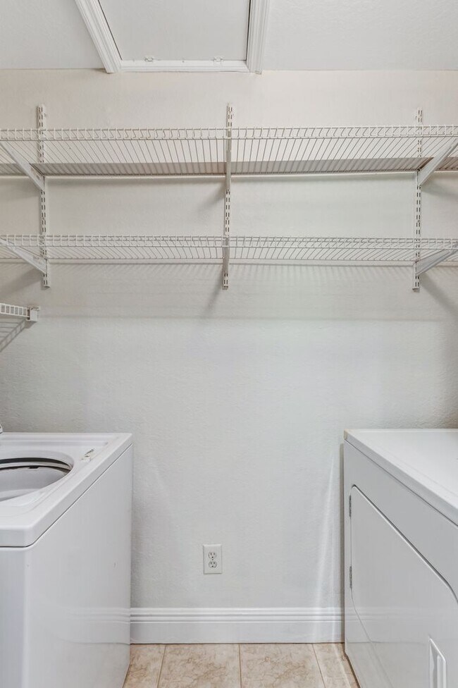 Building Photo - ** IBIS CLUB ** 3 BED / 2 BATH - CONDO - G...