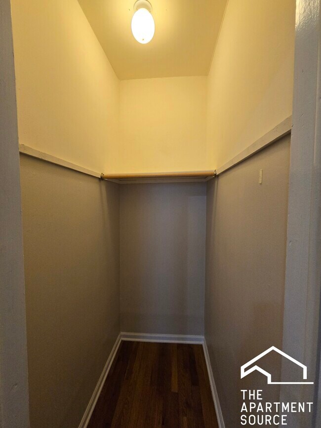 Building Photo - 3753 W Sunnyside Ave