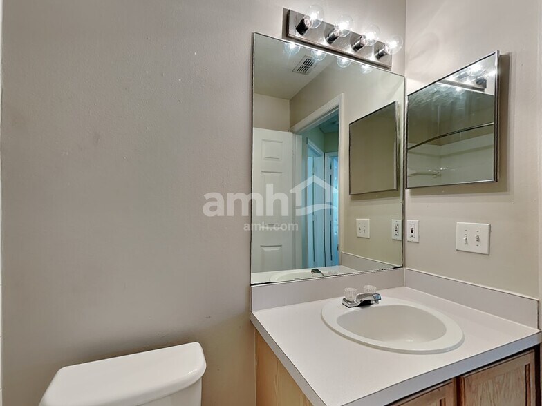 Building Photo - 2423 Hybrid Dr