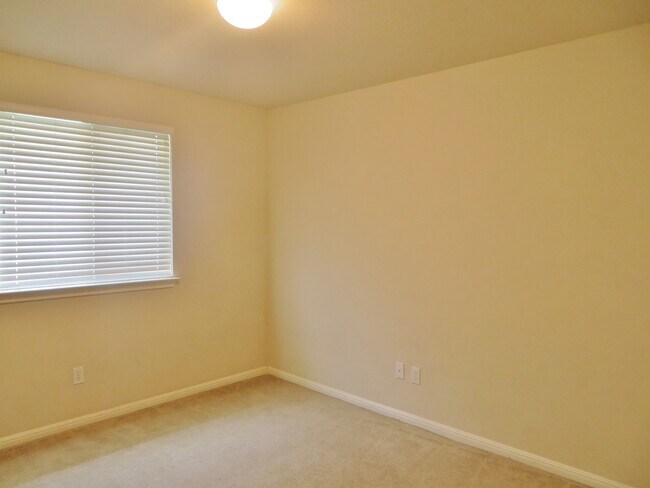 Building Photo - 3 Bedroom 2 Bathroom Villages of Berry Cre...