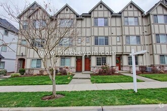 Building Photo - 2 Bed, 2.5 Baths Tri-Level Townhome with O...