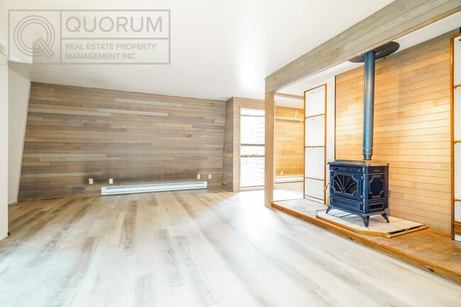 Building Photo - Super Unique Northgate Loft!