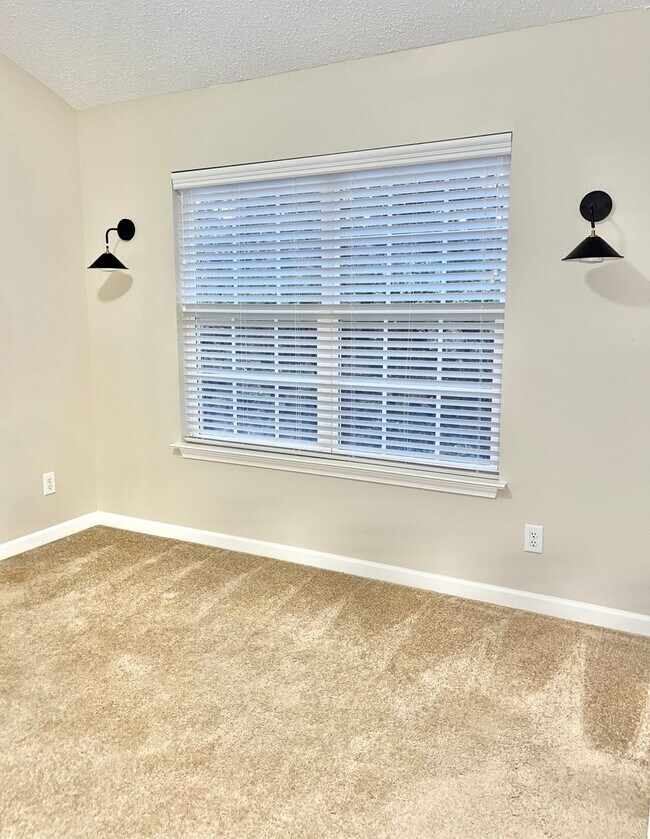 Building Photo - Spacious 3 Bedroom Townhome in Bridford Downs