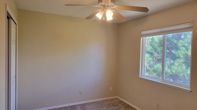 Building Photo - 4 Bed 3 Bath off Dublin/Powers w/AC- Avail...