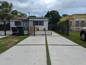 Building Photo - 911 Sharar Ave