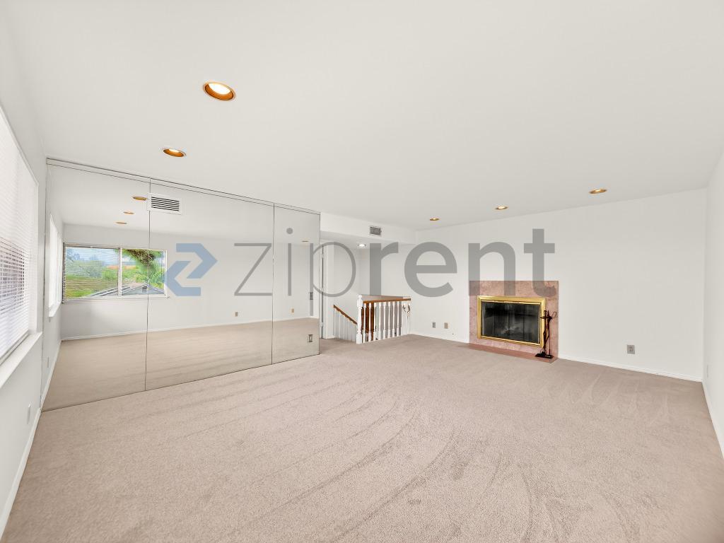 Building Photo - Unit