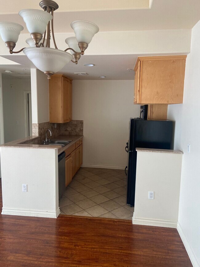 Building Photo - 303 W Verdugo Ave