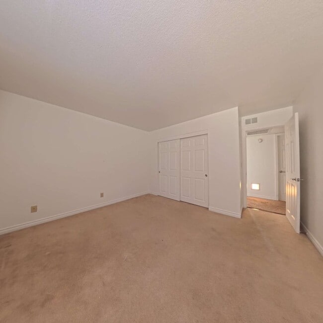 Building Photo - Gated Community | Close To The Strip | 2nd Floor Unit