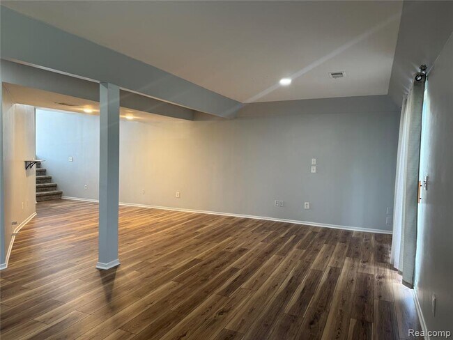 Building Photo - 1116 Lakeview Cir