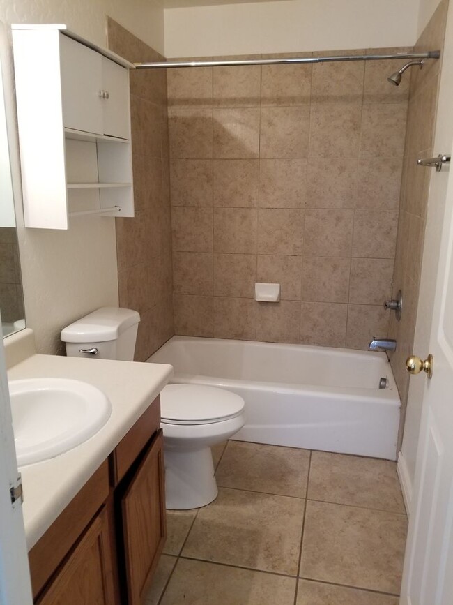 Building Photo - Westside 4 Bed, 2.75 Bath Townhouse w/Gara...