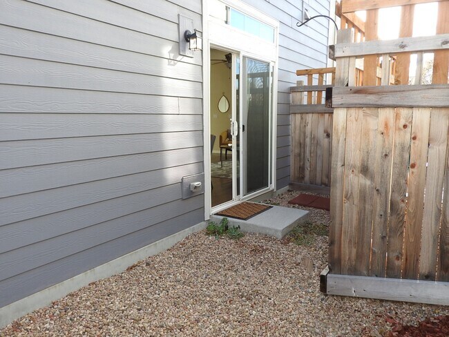 Building Photo - Central Park Town Home for Rent!