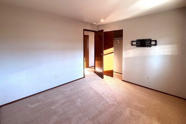 Building Photo - 12941 NE 71st St