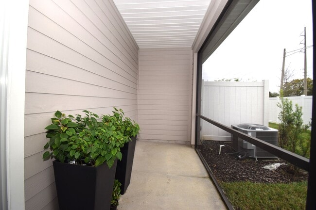 Building Photo - Spacious 3-bedroom, 2.5-bath townhome