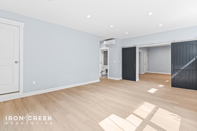 Building Photo - Elegant Contemporary Home in North Asheville