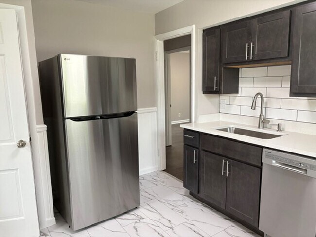 Building Photo - Beautifully rehabbed bungalow in Universit...