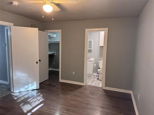 Building Photo - 901 Parmer Ave