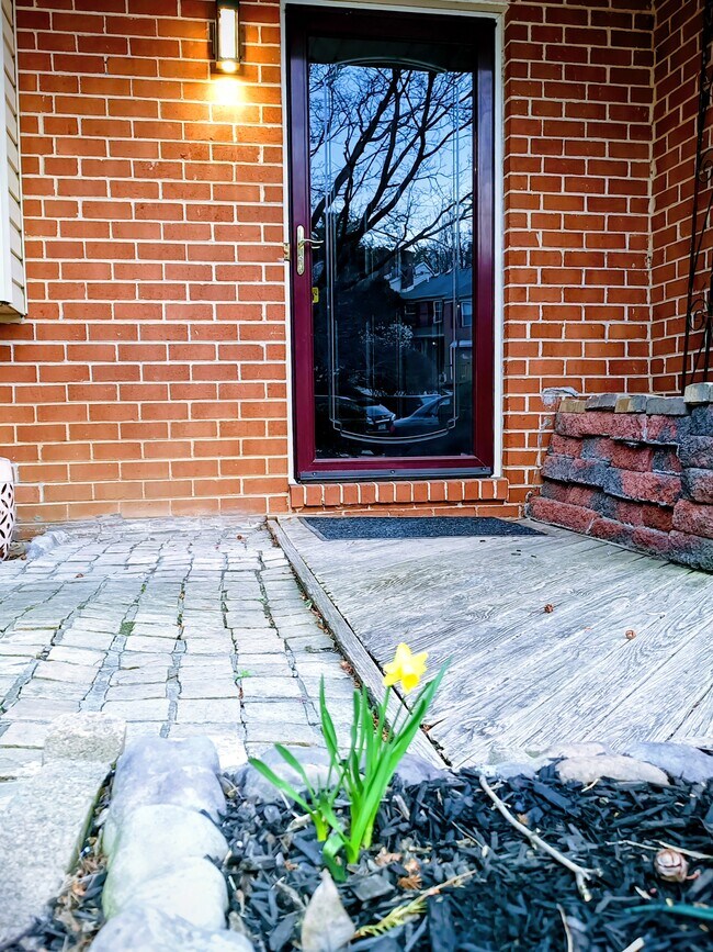 Building Photo - 683 Coates Ln