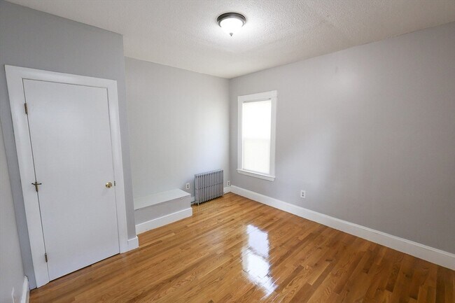 Building Photo - 129 Draper St