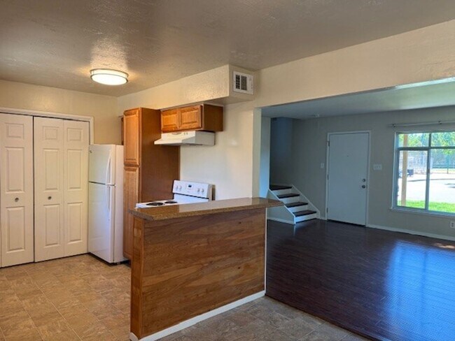 Building Photo - Located in Marina Gardens, great location!...