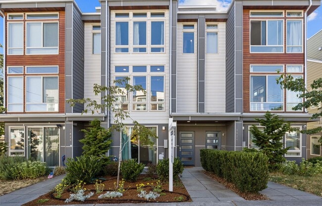 Primary Photo - LUXURY MAGNOLIA 3 BED TOWNHOME FOR RENT W ...
