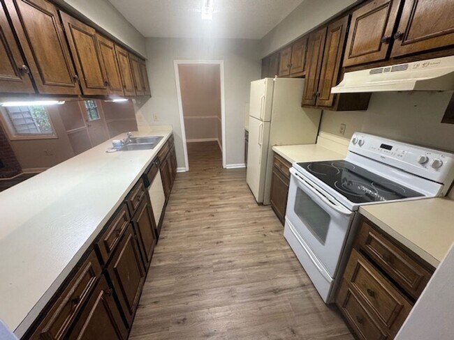 Building Photo - 106-110 Northwoods Dr