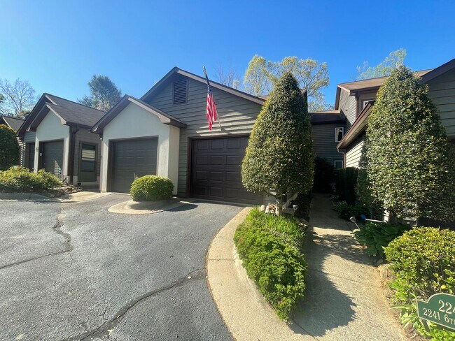 Building Photo - Spacious 2 Bed, 2 Bath Townhouse in Prime Hickory Location – 1,322 Sq. Ft.