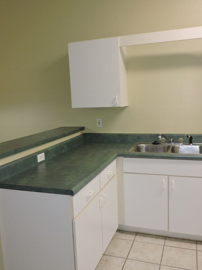 Building Photo - Great townhome in Northeast Pensacola!
