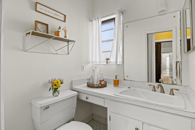 Building Photo - 204 Ruby Hubbard Way