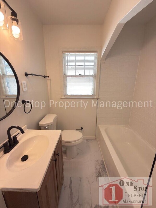 Building Photo - Beautiful 3 Bedroom 1 Bathroom in Kansas City!